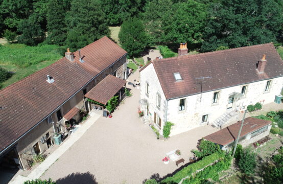 Klein Hotel (Chambres d&#8217;Hôtes) met Camping en Restaurant in de Bourgogne